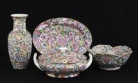 Lote 409 - PEÇAS EM PORCELANA ORIENTAL - Conjunto de 4 peças marcadas na base com decoração "Mil Flores" em policromia e dourados, sendo: jarra; saladeira de bordo recortado; terrina com tampa; e travessa. Dim: 26 cm de altura (jarra)