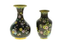 Lote 495 - JARRAS EM CLOISONNÉ - Conjunto de 2 jarras em metal cloisonné com decorações florais policromadas e douradas em campo negro. Dim: 13 e 15,5 cm respectivamente