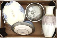 Lote 517 - LOIÇAS EM FAIANÇA, VIDRO e porcelana - Conjunto de mais de 15 peças, composto por pratos, taças, jarras, saleiro e pimenteiro, entre outras peças. Sinais de uso. Dim: 32 cm (jarra porcelana)