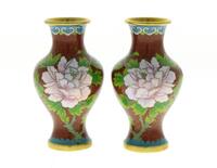 Lote 525 - JARRAS EM CLOISONNÉ - Par de jarras em metal cloisonné com decorações florais policromadas e douradas em campo castanho. Dim: 13 cm