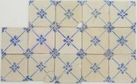 Lote 541 - AZULEJOS ANTIGOS – Conjunto de 11 azulejos, século XIX / XX, com decoração geométrica a azul sobre fundo branco. Dim:1x14x14 cm (aprox.). Nota: falhas, faltas e defeitos, 3 partidos e 1 colado