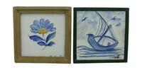 Lote 578 - C. COSTA, AZULEJOS ASSINADOS - Conjunto de 2 azulejos, em molduras de madeira, assinados e pintados à mão, sendo: um com imagem de barco e o outro com figura de flor. Dim: 15x15 cm (azulejos)