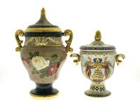 Lote 754 - POTES COM TAMPA EM PORCELANA - Conjunto de 2 potes sendo 1 com decoração floral policromada e dourada marcado Galo Arte e 1 em porcelana chinesa com decoração policromada e dourada e reservas com veleiro. Dim: 35 e 25 cm respectivamente