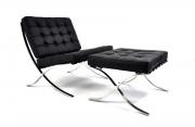 Lote 2736 - Poltrona "Barcelona Chair" com repousa-pés, design de Mies Van der Rohe em 1929. Reprodução. Em genuína pele Italiana com capitonê. Nova a estrear. A cadeira Barcelona garante o conforto da silhueta lisa e tem uma construção segura, resistente e firme. O pormenor do capitonê dá um encanto especial a esta peça, além de ser a assinatura de toda a coleção Barcelona. Materiais: Estrutura em aço cromado, fitas em couro, pele genuína, Dimensões: Cadeirão: 76x78x78cm; Repousa-pés: 40x59x54c