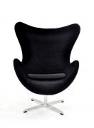Lote 2759 - Poltrona "Egg Chair" preta, desenhada por Arne Jacobsen. Reprodução. Nova a estrear. Estrutura reclinável e com base giratória a 360º que permite ao utilizador mover-se naturalmente. Esta cadeira é uma fusão de conforto, utilidade e elegância. Um clássico do design. Materiais: Estrutura em metal cromado, estofos e tecido à base de lã. Dimensões: 104x86x79cm. Nota: Esta peça original nova tem um preço de venda de 4.765€, Ver em: www.einrichten-design.de/de/ei-sessel-jacobsen-egg-chair