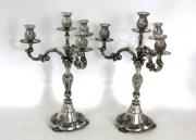 Lote 2777 - Par de candelabros de 4 lumes, em prata com contraste águia, decoração a cinzel estilo D. João V, com 36,3cm de altura e o peso total de 2.770gr. Nota: usados