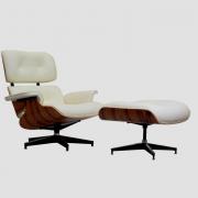 Lote 2779 - "Lounge Chair & Ottoman", Cadeira de DESIGN Charles Eames, reprodução composta por poltrona e repousa pés forrada a pele branca com estrutura de madeira tipo nogueira, ambas rotativas, com base metálica de 5 braços. O assento da poltrona inclina 15 graus. Cadeira original nova tem um PVP 5.835€ (ver em www.einrichten-design.de). Nova. Poltrona com 84x90x80 cm e repousa pés com 45x65 cm.