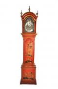 Lote 2780 - Relógio de Caixa alta marca John Monkhouse London com caixa de madeira lacada vermelho com motivos orientais em dourado, mostrador com ponteiro de segundos e data, mecanismo aparentemente completo, não estando a funcionar correctamente, com 237x51x25 cm.Nota: John Monkhouse foi um relojoeiro activo em Londres entre 1756 e 1771. Os seus relógios de caixa alta são vendidos nas leiloeiras inglesas por valores acima dos 7.000€ http://www.bonhams.com/auctions/10770/lot/160/?page_anchor=MR