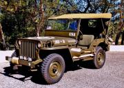 Lote 2747 - Jeep marca WILLYS, modelo Universal, categoria Ligeiro misto; Caixa com e sem cobertura, de 1942 - Ano da primeira matricula do veiculo 1964, cilindrada 2.199 cc, combustível Gasolina, cor verde tropa (averbado no livrete - preto), sem inspecção, Nota: Jeep em muito bom estado (ver fotos), com toda a palamenta referente ao seu uso militar, composta por: Extintor da época, corda, pá, machado, bússola, marmita, mochila, capacete, antena e rádio/telefone comunicações