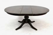 Lote 2790 - Mesa de jantar extensivel em madeira maciça, tampo com embutido decorativo, com quatro pés entalhados e terminando em garras de metal, veio central torneado, altura 76 cm e 138 cm de largura com 5 extensões de 37 cm cada e 4 pés de apoio. Nota: Tampo com riscos e manchas, sinais de uso e desgaste, bordos com pequenas partes partidas, mossas