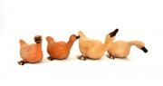 Lote 9 - Conjunto de 4 patos em terracota pintada à mão, assinados e datados na base, com cerca de 19 cm de comprimento. Nota: Patas com defeitos