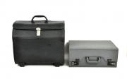 Lote 23 - Conjunto de 2 malas porta documentos, uma da marca Samsonite de pele preta com pegas e rodas e uma de napa cinza, com 42cm e 32cm de altura respectivamente. Nota: usadas com sinais de uso e pequenos defeitos