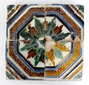 Lote 86 - Painel de 4 azulejos Hispano-Árabes, séc.XV/XVI, policromados com relevos, com 14x14 cm cada. Painel com 28x28 cm. Nota: Aplicados em placa de acrílico para suspensão, com 28,5x28,5 cm. Azulejos com falhas e desgaste e acrílico com pequena falha