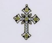 Lote 90 - Pendente em forma de cruz em metal com pedras finas, com 6 cm de comprimento