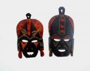 Lote 111 - Par de máscaras africanas, talhadas em madeira e pintadas, com 20 cm de altura