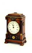 Lote 124 - Relógio de mesa History Craft, Cirencester England, marcas na base, mostrador com numeração romana, com 16x11,5x6 cm, a funcionar