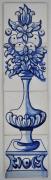 Lote 125 - Painel de 4 azulejos pintados à mão, decorados à maneira do séc. XVIII, a azul, motivo "Jarra com Flores e Frutos", com 14x14 cm cada. Painel com 56x14 cm. Nota: Azulejos soltos