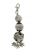 Lote 196 - Porta chaves com 3 esferas banhadas a prata, com relevos e aplicação de pedras pretas, com 18 cm de comprimento