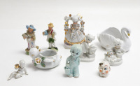 Lote 28 - FIGURAS EM PORCELANA - conjunto de 10 peças variadas, sendo: 2 aneleiras em formato de cisne e pato em porCelana moldada e vidrada com policromia sobre fundo branco; casal de Cavalheiro e Dama em porcelana policromado; menino com sacola; 3 figur