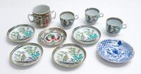 Lote 81 - PORCELANA ORIENTAL - conjunto composto por 3 chávenas de chá e 4 pires em porcelana inglesa FC&Cº pintadas à mão e estampadas com motivos figurativos Pekin, marcadas na base, 1 chávena com 2 pegas em porcelana pintada à mão com reservas figurati