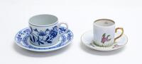 Lote 88 - CHÁVENAS VISTA ALEGRE - chávena de café com pires pintada à mão com pires, marca 36 (1980-1992) e chávena de chá com pires estampada a azul com decoração argão, marca 41 (a partir de 2001), ambas em porcelana Vista Alegre. Bom estado