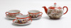 Lote 92 - BULE E CHÁVENAS DE PORCELANA ORIENAL - Conjunto de bule e 14 chávenas em procelana de motivos orientais, sendo: 1 bule japonês representando figuras do quotidiano em tons de vermelho fogo, castanho e dourados; 3 chávenas de chá com pires, com de - 2