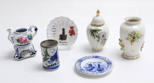 Lote 93 - PORCELANAS E CERÂMICAS DIVERSAS - conjunto de 6 peças variadas em porcelana moldada e vidrada com motivos diversos, sendo: pote com tampa decoração com flor da marca "Artibus - Aveiro"; paliteiro em cerâmica da América Central, marcado no revers