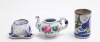 Lote 93 - PORCELANAS E CERÂMICAS DIVERSAS - conjunto de 6 peças variadas em porcelana moldada e vidrada com motivos diversos, sendo: pote com tampa decoração com flor da marca "Artibus - Aveiro"; paliteiro em cerâmica da América Central, marcado no revers - 4