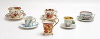 Lote 106 - COLEÇÃO DE CHÁVENAS - coleção de chávenas com pires diversas em porcelana, 2 em porcelana inglesa Mason's estampadas com decoração floral "Mandarim", uma em porcelana de Macau, 1 em porcelana portuguesa Pac pintada à mão com motivos florais e d