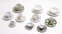 Lote 121 - VISTA ALEGRE E DIVERSOS, CHÁVENAS DE CHÁ E CAFÉ - Conjunto de 10 chávenas com pires em porcelana marcada na base sendo 4 da Vista Alegre de épocas diferentes Nº 31 (1924-1947), Nº 32 (1947-1968) e Nº 34 (1971-1980), Nº 41 (a partir de 2001) dec