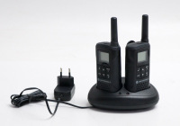 Lote 132 - MOTOROLA, PAR DE WALKIE TALKIES - Modelo TLKR T60, de cor preta com as seguintes carateristicas: de 2 bandas e 8 canais, com carregador de baterias, autonomia estimada para 16 horas, ecrã monitor LCD -monocromático alcance até apx. 8 Km, potênc