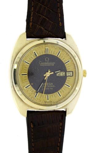 Lote 5 - OMEGA, RELÓGIO DE PULSO - Modelo Constellation Electronic f 300 hz. Caixa em plaqué de ouro com 37 mm e bracelete em pele. Movimento de quartzo. Mostrador com marcadores e data às 3 horas. Relógio similar à venda por € 951. Nota: a funcionar, em 