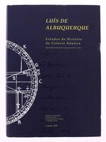 Lote 11 - LUÍS DE ALBUQUERQUE. ESTUDOS DE HISTÓRIA E CIÊNCIA NÁUTICA. HOMENAGEM DO IICT - Org. Mª Emília Madeira Santos, Lisboa, IICT, 1994. Reúne inúmeros trabalhos de referência internacional, em 701 pp., do eminente historiador e matemático Luís de Alb