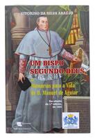 Lote 47 - UM BISPO SEGUNDO DEUS OU MEMÓRIAS PARA A VIDA DE D. MANUEL DE AGUIAR - Vitorino da Silva Araújo, Leiria, Textiverso, 2015. Edição fac-simile da 1ª edição, datada de 1885. Encadernação editorial em brochura. Exemplar como novo. "Prestou ao país e