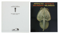 Lote 77 - CATÁLOGO DA EXPOSIÇÃO: ARTEFACTOS MELANÉSIOS. REFLEXÕES PÓS-MODERNISTAS - AAVV, Lisboa, Museu de Etnologia; IICT, 1988. Álbum ricamente documentado e ilustrado. Acondicionado em caixa arquivadora. Em formato bilingue: português/inglês