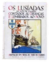 Lote 179 - OS LUSÍADAS DE LUIZ DE CAMÕES CONTADOS ÀS CRIANÇAS E LEMBRADOS AO POVO - Adaptação em prosa de João de Barros; ilustrações de Martins Barata, Lisboa, Livraria Sá da Costa, 1972. Mimosa edição. Edição em brochura. Exemplar autenticado com a chan