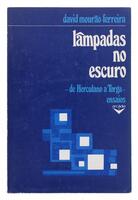 Lote 344 - 1ª EDIÇÃO: LÂMPADAS NO ESCURO. DE HERCULANO A TORGA. ENSAIOS - David Mourão-Ferreira, Lisboa, Editora Arcádia, 1979. Encadernação editorial em brochura. Invulgar. "Trata o autor de primacialmente valorizar, por diferentes perspectivas, alguns a