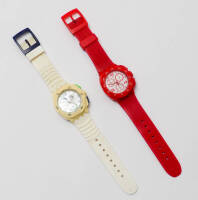 Lote 51 - RELÓGIOS SWATCH - dois relógios de pulso da marca Swatch com caixa de plástico e braceletes de borracha, sendo: um com altímetro de caixa e bracelete branco, mostrador prata com ponteiros brancos; e outro com altímetro, de caixa e bracelete verm