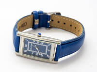 Lote 53 - RELÓGIO CÔTE D'AZUR - relógio de pulso da marca Côte d'Azur, Classic Watch Collection, com caixa prateada, mostrador azul com numeração romana, movimento quartz, com bracelete em pele azul. Dimensão: 4,2x2,5 cm. Pequenas marcas de uso, não funci