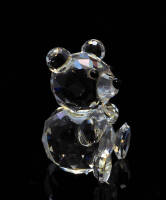 Lote 107 - SWAROVSKI - pequena escultura de urso em cristal Swarovski de lapidação fina e facetada e de brilho cristalino, com punção oficial marcada na base. Peça de design para colecionador Swarovski. Dimensão: 4,5 cm de altura. Bom estado. Nota: https: