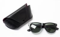 Lote 111 - ÓCULOS RAYBAN - Par de Óculos Rayban, mod. Wayfarer II, em massa de cor preta. Marcas e sinais de uso, com bolsa de protecção