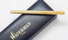 Lote 143 - WATERMAN - caneta de aparo da marca Waterman, made in France, com corpo dourado estriado, aparo tamanho M, com gravação na base "Eng. J.E.V.", em estojo, com recarga. Dimensão: 14 cm. Bom estado - 2