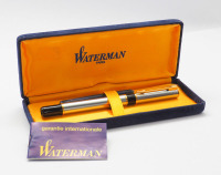 Lote 157 - WATERMAN - caneta de aparo da marca Waterman, made in France, com corpo em aço prateado e detalhes em laca preta e aço dourado, aparo tamanho M, em estojo, com recarga. Dimensão: 13,2 cm. Bom estado