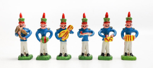 Lote 9 - BARAÇA (?) - FIGURADO DE BARCELOS - Banda de música em artesanato português do Figurado de Barcelos, possivelmente dos Irmãos Baraça, em barro policromado à mão, composta por 6 músicos, sendo cada um deles um apito. Dimensão: dos 19 cm de altura 