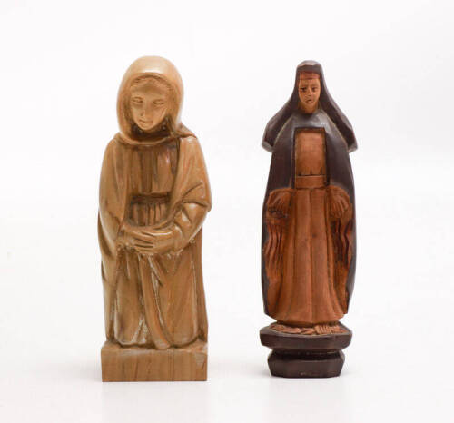 Lote 13 - ESCULTURAS EM MADEIRA - Conjunto de duas figuras religiosas entalhadas em madeira, sendo 1 uma "Madre Superiora", e "Senhora em oração". Dim.: 18 cm aprox. Bom estado