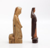 Lote 13 - ESCULTURAS EM MADEIRA - Conjunto de duas figuras religiosas entalhadas em madeira, sendo 1 uma "Madre Superiora", e "Senhora em oração". Dim.: 18 cm aprox. Bom estado - 2