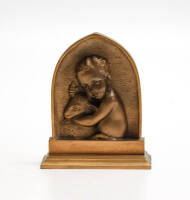 Lote 65 - ANTÓNIO MARIA RIBEIRO (1889-1962) - peça decorativa com S. João Baptista com cordeiro em bronze dourado, sobre base. Assinado. Dimensão: 13x10,5x5 cm. Nota: António Maria Ribeiro (1889-1962) cinzelador, ourives, escultor e desenhador portuense. 