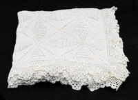 Lote 213 - COLCHA EM CROCHET - colcha para cama em crochet de algodão branco. Dimensão: ca. 230x215 cm. Bom estado geral, pequenas marcas