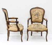 Lote 215 - FAUTEUILS - par de fauteuils com braços em madeira de nogueira com elementos pontuais entalhados estofados no assento e espaldar em tecido gobelin policromado ornamentado com cena galante. Dimensão: 94 cm de altura. Pequenos defeitos