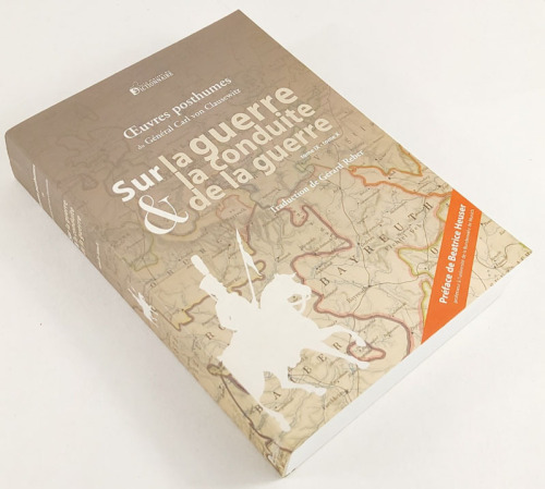 Lote 243 - SUR LA GUERRE & LA CONDUITE DE LA GUERRE. ÉCLAIRE STRATÉGIQUE DE PLUSIEURS CAMPAGNES DE GUSTAVE ADOLPHE, TURENNE, LUXEMBOURGET AUTRES MATÉRIAUX HISTORIQUES SUR LA STRATÉGIE - Général Carl von Clausewitz; traduction de Gérard Reber; prefáce de B